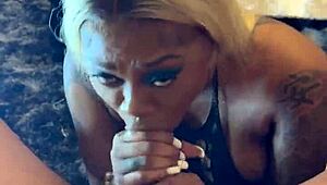 Хубава ебонка смуче чудовищен кур дълбоко в гърлото