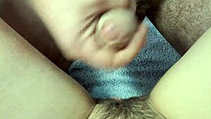 deux éjacs sur chatte poilue