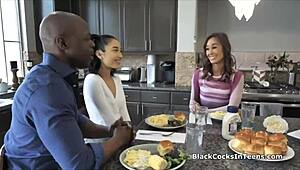 Kontol BBC Pacar Baru Ku Dibagi Cewek Asia Kinky