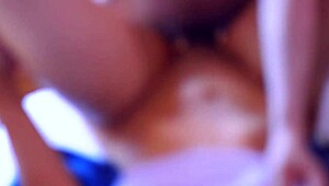 madrastra y el compañero de deportes de su hermanastra en su casa privada