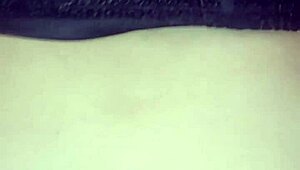 ¡Mira esta esposa con culo enorme en orgía swinger! 🍑