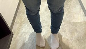 【素人ハメ撮り】彼女のぴちぴちのお尻を見てたら勃起してきて彼女のジーンズを半分脱がせて僕の巨根を挿れたらアヘ顔になりました。