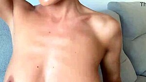 Красотка-брюнетка Молли Волк вылизывает бритую пизду и дает в анал