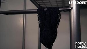 Horká česká blondýnka Jenny Wild šukána velkým penisem cizince - Horny Hostel