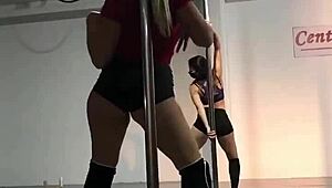 doctorita argenta hace sexy striptease en el tubo