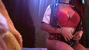 Ne glej me v tej fashi, sem rekla šefu, ko me je prosil za spodnje perilo, potem sem spremenila mnenje in mu poslala super okusen in vzburjajoč domači porno.