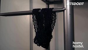 Horká česká blondýnka Jenny Wild šukána velkým penisem cizince - Horny Hostel