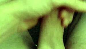 Solo roka s končnim izlivom: intenzivna akcija, podrobni udarci in močan klimaks