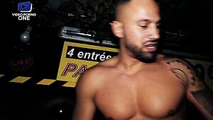 Cette jeune coquine de fait baiser dans un club échangiste