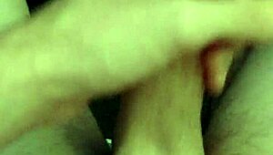 Solo roka s končnim izlivom: intenzivna akcija, podrobni udarci in močan klimaks