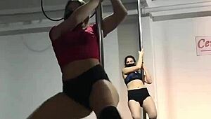 doctorita argenta hace sexy striptease en el tubo