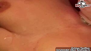 Stara nemačka domaćica zavodi muškarca korisnika sa mlitavim sisama u najlon čarapama