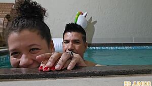 Νυμφομανής ηθοποιός γαμάει ηθοποιό στην πισίνα στο διάλειμμα γυρισμάτων