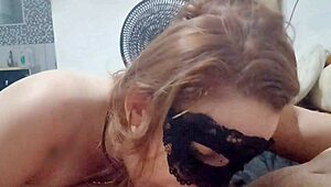 Branquinha Coloca A Máscara E Faz O Melhor Boquete Boquete - Amador - Caseiro - Ruiva Gulosa - Garganta Profunda - Boquete Molhado - Brasileira - Ruiva Safada - Punheta - Boquete Babado