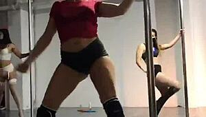 doctorita argenta hace sexy striptease en el tubo