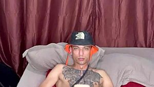 Thiago Kelton yatak odasında silikon götü keşfediyor