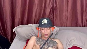 Thiago Kelton yatak odasında silikon götü keşfediyor