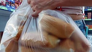 ajudei essa garota com a compra em troca fodi seu cuzinho apertado