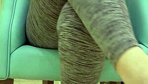 Молодая 18+ красотка дразнит сахарного папика на тренировочной фотосессии