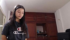 A mi sexy hermanastra le gusta mamarme la polla grande sin las manos, ella solo coloca la boca y yo hago el resto, le encanta tomar de mi lechita - porno en espanol amateur.