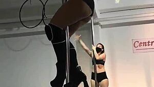 doctorita argenta hace sexy striptease en el tubo