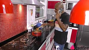 Romantično kosilo se konča z jebanjem od zadaj in analom