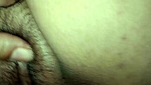 Jeune salope se branle sa chatte cameltoe