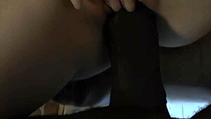 Annika se come una polla negra gruesa en encuentro íntimo.