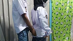 siswi sma merayakan kelulusan dengan pacar nya