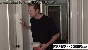 שליח המשלוחים זיין אחות חורגת?