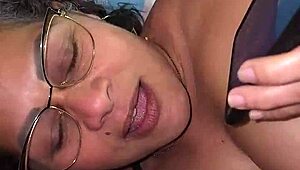 mi madrastra infiel mientras habla por telefono