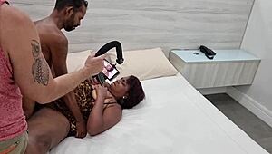Milf de primeira vez no pornô nos bastidores dando muita bunda e recebendo muito leite