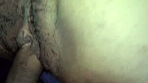 Jeune salope se branle sa chatte cameltoe