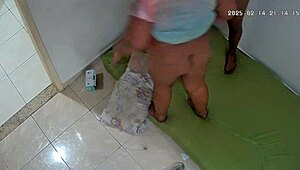 Piilotettu kamera nappaa vaimon pettävän naapurin kanssa, nöyryyttäen miestään.