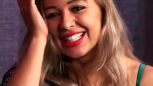 สาวอังกฤษโชว์สตริปทีสให้ voyeur ดู