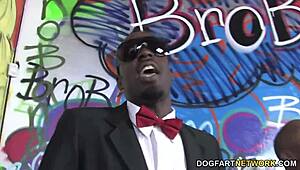 Loira peituda Cindee curte gangbang interracial