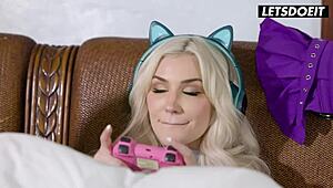 Геймър момичета се занимават с лесбийски тройка с лижене на путка