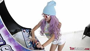 Majhna 18+ azijska kurba z majhnimi 18+ sisami jezdi velik kurac sproščeno