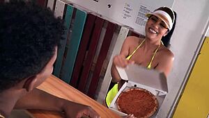 Super sexy děvka Mini Vampp šukaná tajným obdivovatelem v rozněžnělém hostelu