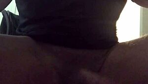 Dice, mírame masturbarme hasta una corrida enorme