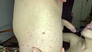 Подруга кайфует от жёсткого диптроата с дразнением и грубостью