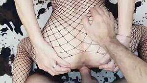 Upognjena v nogavicah za strasten analni seks doma.