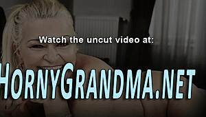 Vovó de meia-calça aproveitando sessão oral relaxante.