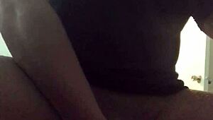 Dice, mírame masturbarme hasta una corrida enorme