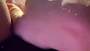 Сексуальная баба жёстко дрочит пизду в соло