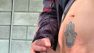 se me pone muy dura de saber que me est�n viendo desde lejos como me masturbo