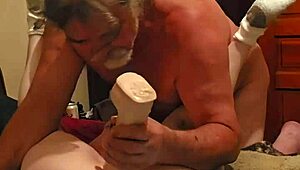 Culo y coño estirados con dildo enorme tras beber de más