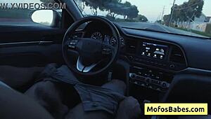 Sexy asiatisk hottie leker med naturlige store pupper i bil