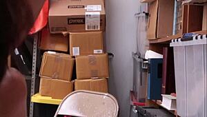 مراهقة سمراء لطيفة 18+ لصة متجر تُفتَّش عرياً وتُنَك - بينيلوب ريد