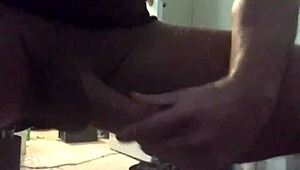 Dice, mírame masturbarme hasta una corrida enorme